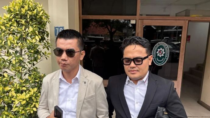 Selasa, 1 Juli 2025, kuasa hukum Revelino, Fikri Wijaya (kiri)&nbsp;memberikan keterangan usai menghadiri&nbsp;sidang di Pengadilan Negeri Bandung, Jawa Barat. 