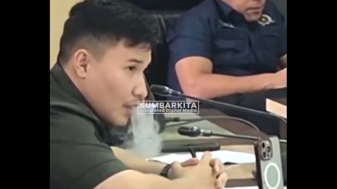 Anggota DPRD Kota Kendari asyik menghisap vape saat rapat. 