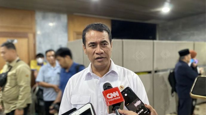 Rabu, 2 Juli di Jakarta. Menteri Pertanian Andi Amran Sulaiman menjawab pertanyaan media di Kompleks Parlemen. 