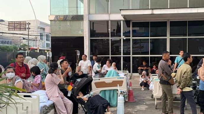 Pasien RS Hermina, Jatinegara yang dievakuasi ke luar gedung. 