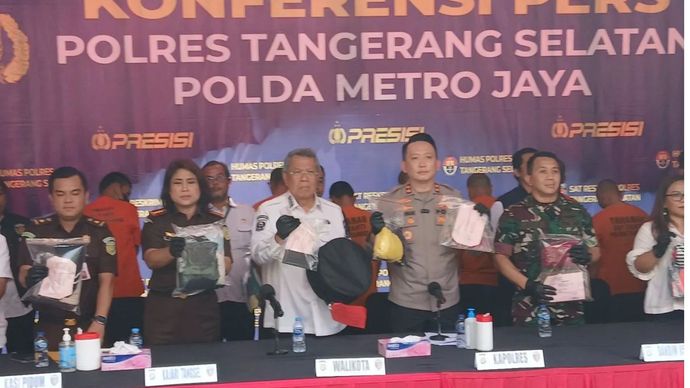 AKBP Victor Inkiriwang (Kapolres Tangerang Selatan ) menunjukkan barang bukti saat ungkap kasus kejahatan seksual.