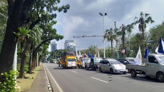 Demo sopir truk di Jalan Medan Merdeka Jakpus