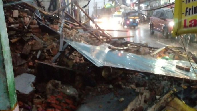 Akibat hujan lebat pada hari Rabu, 2 Juli 2025, bangunan bekas pabrik roti runtuh di Jalan Bukit Duri Tanjakan, Gang 1 RT012/RW012, Bukit Duri, Tebet, Jakarta. 