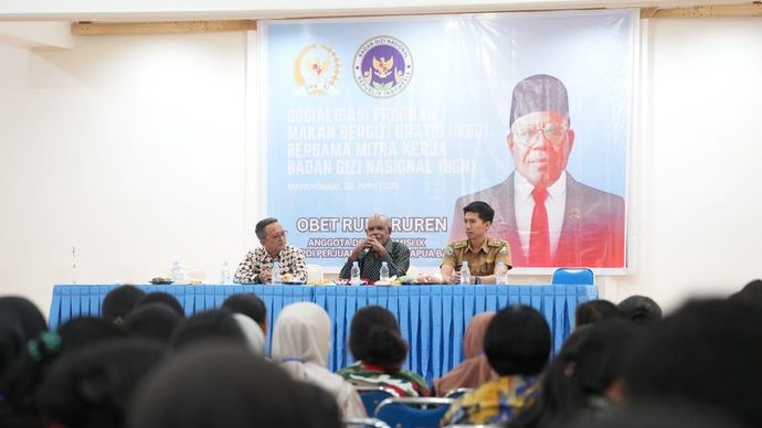 Sosialisasi program MBG di Gedung Serbaguna Gereja Maranatha di Kabupaten Manokwari, Papua Barat.