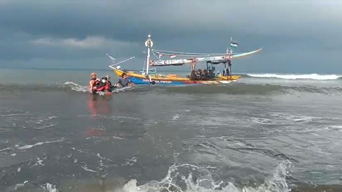 Timsar Evakuasi Korban KMP Tunu Pratama Jaya