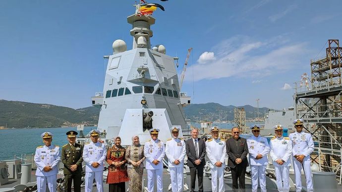 rRabu, 7 Juli.  Para TNI AL berfoto bersaka di atas KRI Brawijaya-320 di galangan kapal Fincantieri, Muggiano, Italia. 