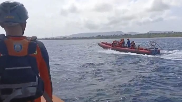 Basarnas Bali mencari korban KMP Tunu Pratama Jaya dengan RIB saat alut KN SAR Arjuna tiba di Denpasar, Kamis, 3 Juli 2025.