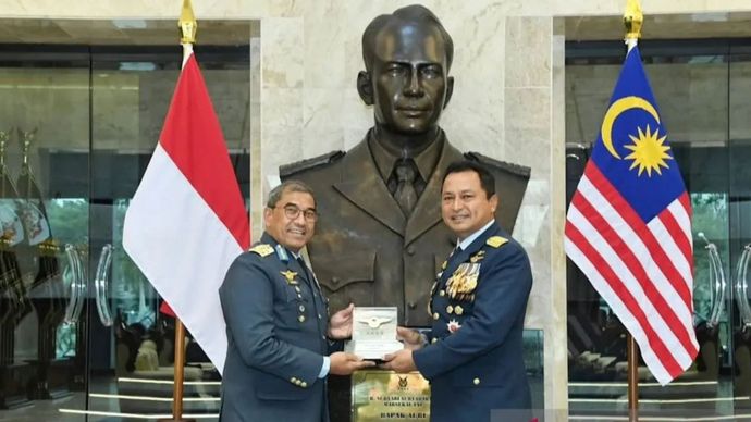Kamis, 5 Desember 2024, di Mabesau, Jakarta, Kepala Staf TNI AU (KSAU) Mohamad Tonny Harjono (kiri) dan Panglima Tentera Udara Diraja Malaysia (TUDM), Jenderal Tan Sri Dato' Sri Mohd Asghar Khan bin Goriman Khan (kanan).