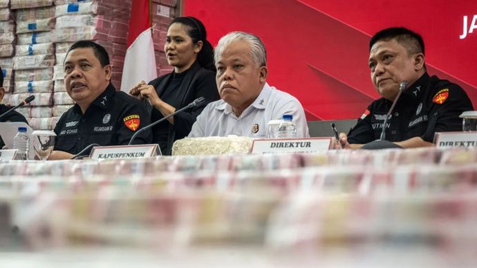 Saat konferensi pers tentang kasus korupsi ekspor crude palm oil (CPO) di Gedung Bundar Jampidsus Kejaksaan Agung (Kejagung), Selasa, 17 Juni 2025, Direktur Penyidikan Jampidsus Abdul Qohar (kiri) bersama Direktur Penuntutan Kejaksaan Agung Sutikno (kanan) dan Kepala Pusat Penerangan Hukum Harli Siregar (tengah). 