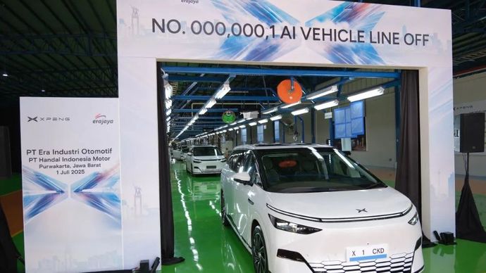 Xpeng bersama Erajaya menggelar seremoni line off produksi lokal perdana mobil listrik Xpeng X9 di Purwakarta, Provinsi Jawa Barat, Selasa (1/7/2025). (Foto: ANTARA/Xinhua)