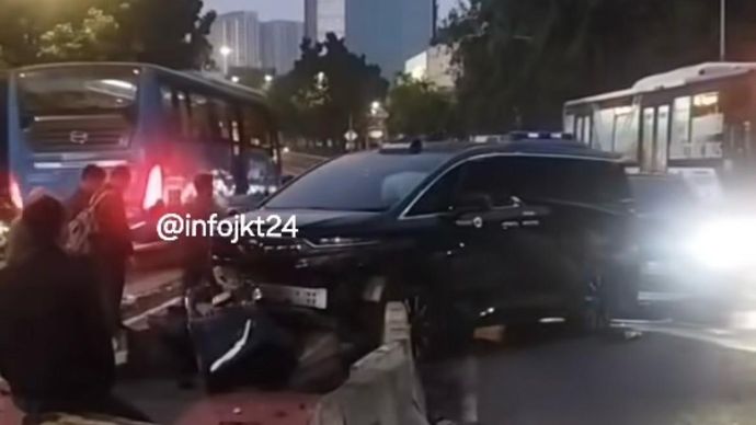 Taksi mewah Silver Bird mengalami kecelakaan di Kuningan. 