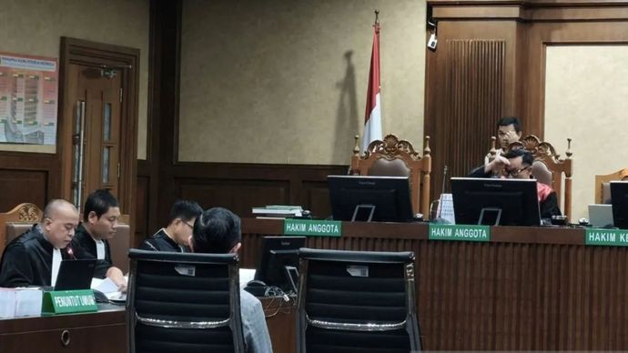Pada hari Jumat, 4 Juli 2025, Thomas Trikasih Lembong, yang juga dikenal sebagai Tom Lembong, menghadiri sidang pembacaan tuntutan kasus dugaan korupsi importasi gula di Pengadilan Tindak Pidana Korupsi di Pengadilan Negeri Jakarta Pusat. 
