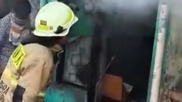 Petugas Gulkarmat mencari sumber api yang menjadi penyebab kebakaran di Jalan Jampea, Koja, Jakarta Utara.