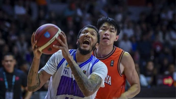 Pada pertandingan Indonesia Basketball League (IBL) 2025 di GOR Soemantri Brodjonegoro, Jakarta, Sabtu, 17 Mei, pebasket Pelita Jaya Basketball Jakarta Vincent Kosasih (kanan) berusaha menghentikan pebasket Tangerang Hawks Maxie Kunle Esho (kiri).