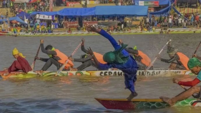 Slah satu aktraksi pacu jalur di Kuantan Singingi, Provinsi Riau.