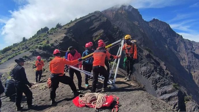 Tim SAR gabungan lakukan evakuasi atas laporan korban warga Brazil yang terjatuh di Gunung Rinjani, Lombok, NTB. 