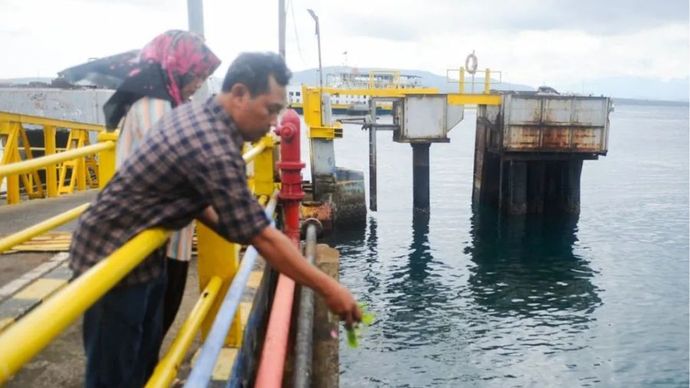 Keluarga korban kapal tenggelam KMP Tunu Pratama Jaya tabur bunga di Selat Bali, di Pelabuhan Ketapang, Banyuwangi, Jawa Timur. Sabtu (5/7/2025).