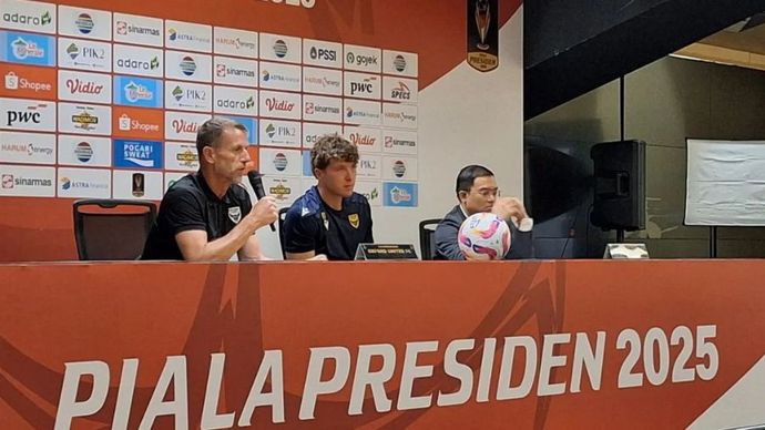 Penyerang Oxford United Ole Romeny (tengah) bersama dengan pelatih Oxford United Gary Rowett (kiri) saat konferensi pers jelang Piala Presiden 2025 di Stadion Utama Gelora Bung Karno (SUGBK), Jakarta, Sabtu (5/7/2025).
