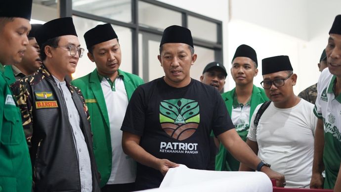 Ketua Umum PP GP Ansor Addin Jauharudin meninjau proses produksi konvensi milik BUMA PC GP Ansor Kabupaten Bandung, Sabtu (5/7/2025). (Foto: Istimewa)