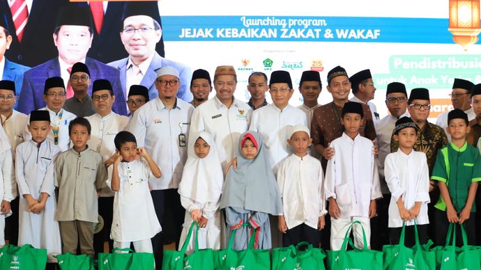 Menag bersama dengan anak yatim dan penyandang disabilitas dalam Lebaran Yatim dan Penyandang Disabilitas 2025 yang digelar Kemenag, Jumat (4/7/2025) (Foto: Firman)
