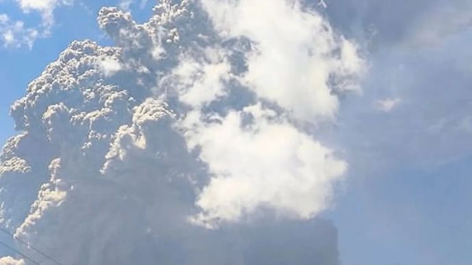 Erupsi Gunung Lewotobi Laki-Laki di Kabupaten Flores Timur, Senin, 7 Juli 2025.