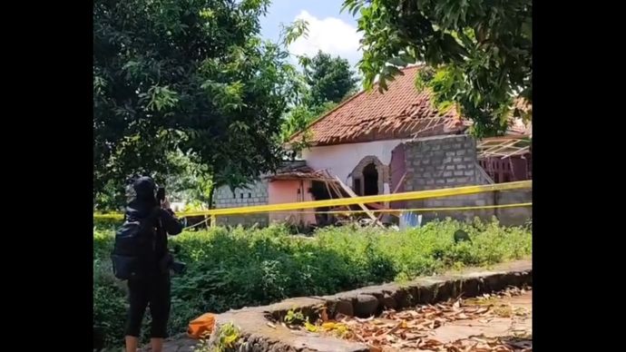 Rumah yang meledak di Pasuruan, Jawa Timur. 