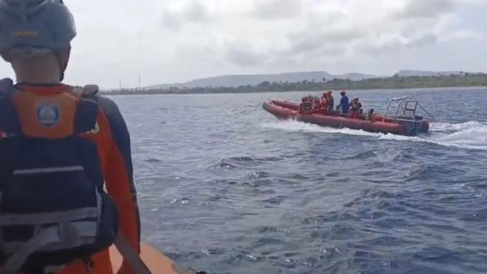 Basarnas Bali menggunakan RIB saat mencari korban KMP Tunu Pratama Jaya sambil menunggu alut KN SAR Arjuna tiba, Denpasar, Kamis, 3 Juli 2025.