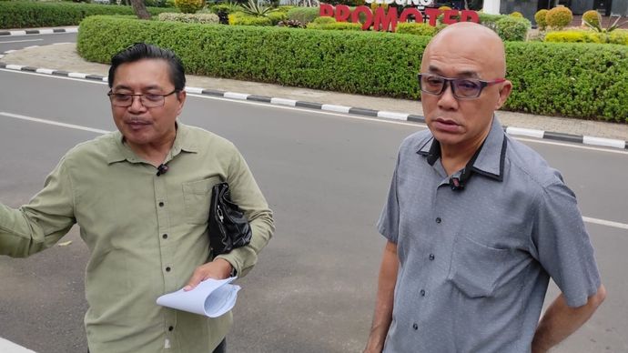 Pria menuntut keadilan kepada Kapolda Metro Jaya. 