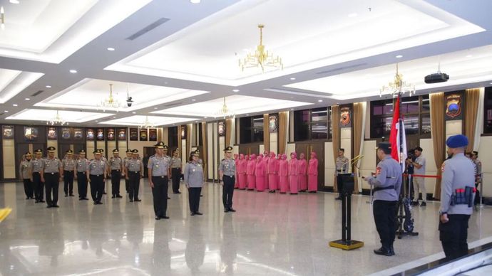Kapolri Jenderal Pol. Listyo Sigit Prabowo memimpin upacara kenaikan pangkat 17 pati Polri di Gedung Rupatama Mabes Polri, Jakarta