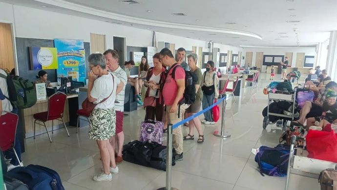Suasana penumpang terdampak erupsi Gunung Lewotobi Laki-Laki di Bandara I Gusti Ngurah Rai, Denpasar, Senin, 7 Juli 2025.
