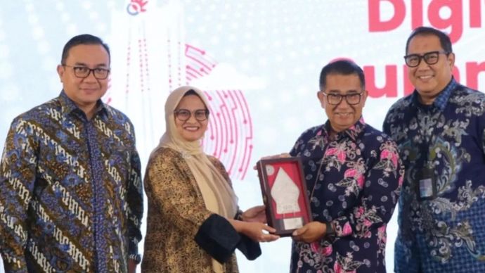 Direktur Utama Telkom Dian Siswarini (kedua dari kiri) saat menyerahkan cinderamata kepada Direktur Jenderal Otonomi Daerah Kemendagri Dr. Akmal Malik, M.Si. (kedua dari kanan), didampingi oleh Direktur Human Capital Management Telkom Henry Christiadi (paling kiri) dan EVP Telkom Regional IV Kalimantan Rachmad Dwi Hartanto (paling kanan). 
