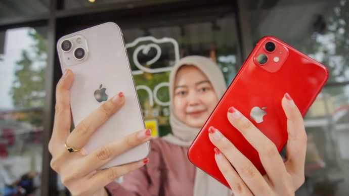 Arsip foto: Pada hari Rabu, 26 Maret 2025, pelanggan menunjukkan iPhone yang disewanya di salah satu gerai rental iPhone di Kecamatan Kraksan, Kabupaten Probolinggo, Jawa Timur.
