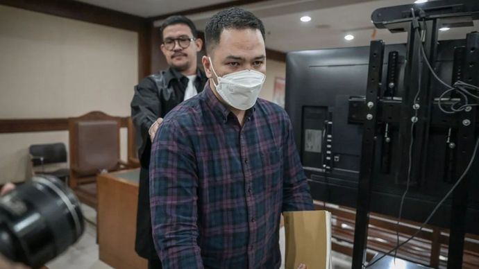 Arsip: Azam Akhmad Akhsya, mantan Jaksa Kejaksaan Negeri Jakarta Barat, keluar dari pengadilan setelah menjalani sidang tuntutan pada Selasa, 17 Juni 2025.