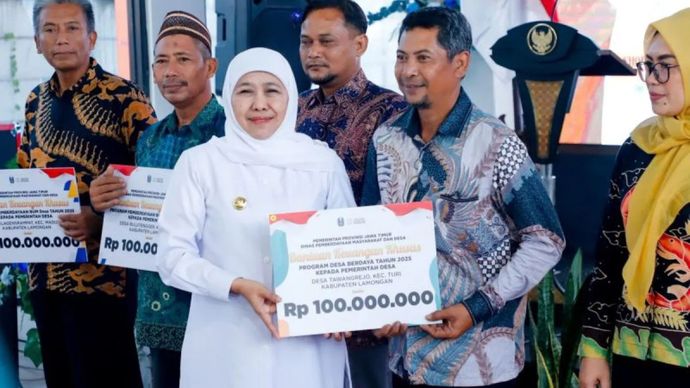 Di SMK Negeri Maritim Brondong, Arip. Gubernur Jatim Khofifah Indar Parawansa memberikan bansos kepada warga Lamongan. 