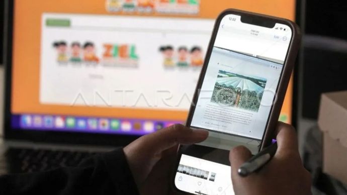 Dalam Pelatihan AI Digital Marketing yang diadakan di Gedung Malang Creative Centre di Jawa Timur pada Rabu, 2 Juli 2025, peserta melihat hasil video produk. 