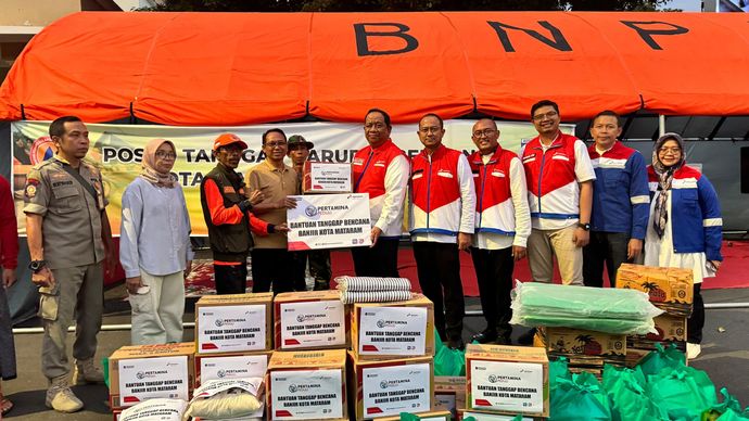 Pertamina Patra Niaga Jatimbalinus melalui Sales Area NTB dan Integrated Terminal Ampenan yang bernaung di Kota Mataram, NTB menyalurkan bantuan kepada para korban Banjir berupa paket sembako.