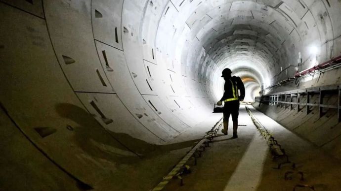 Pekerja berjalan di terowongan MRT Fase 2A Stasiun MRT Thamrin dan Monas di Jakarta, Senin (26/5/2025).