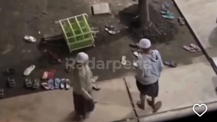 Ustaz cambuk kaki santrinya dengan rotan. 