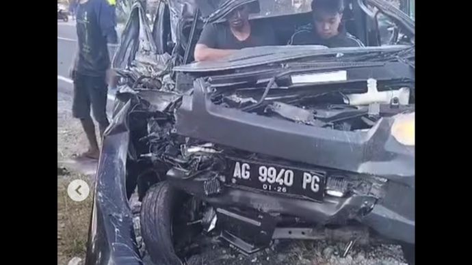 Mobil pikap tabrak truk di Ponorogo. 