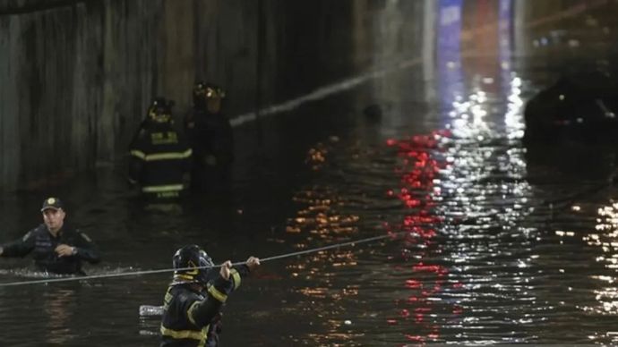 Texas, AS. Proses pencarian korban hilang setelah terbawa arus banjir bandang oleh para petugas. 