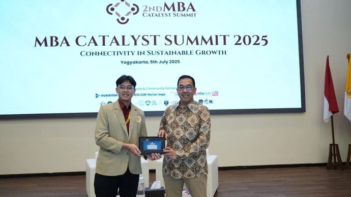 Pada acara MBA Catalyst Summit 2025 di Universitas Gadjah Mada (UGM), Sabtu, 5 Juli&nbsp;Wakil Direktur Utama Telkom Muhammad Awaluddin menerima cinderamata dari perwakilan mahasiswa UGM.