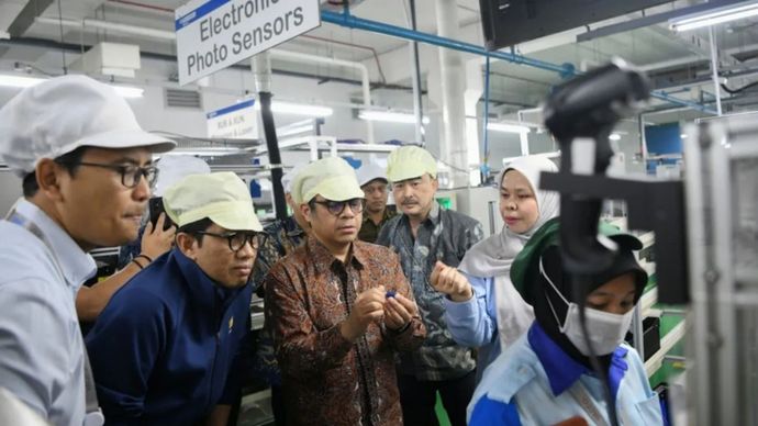 Di Kota Batam, Provinsi Kepulauan Riau, Nezar Patria, Wakil Menteri Komunikasi dan Digital, meninjau kesiapan industri manufaktur untuk mengadopsi teknologi AI.