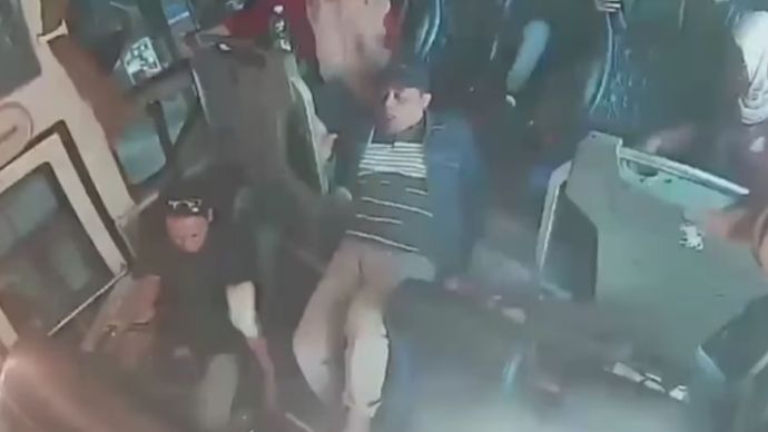 Bus tabrak toko bangunan