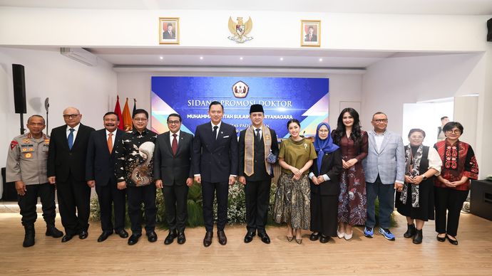 Menteri Transmigrasi Iftitah Sulaiman Suryanagara, resmi meraih gelar doktor dalam Sidang Terbuka Promosi Doktor di Universitas Padjadjaran, Bandung, Jumat 11 Juli 2025. 