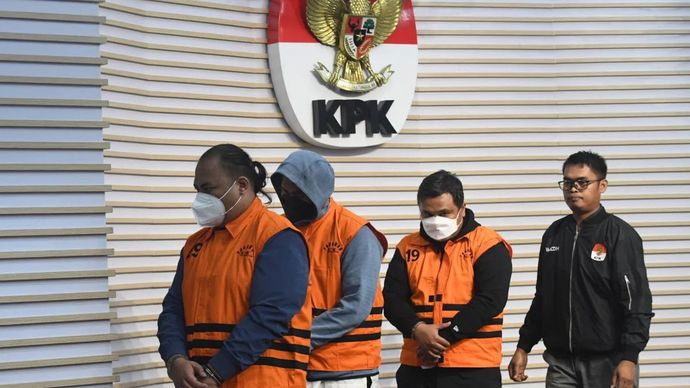 Tiga tersangka dalam kasus dugaan korupsi proyek pembangunan jalan di Dinas PUPR dan preservasi jalan di Satuan Kerja Pelaksanaan Jalan Nasional (PJN) Wilayah I Sumatera Utara&mdash;Topan Obaja Putra Ginting (kedua kanan), Rasuli Efendi Siregar (kedua kiri), dan M. Rayhan Dulasmi Pilang (kiri) keluar dari persidangan pada hari Sabtu, 28 Juni 2025, di Gedung Merah Putih KPK di Jakarta.