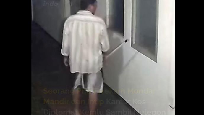 Pria yang mondar-mandir di depan kosan Arya Daru Pangayunan. 