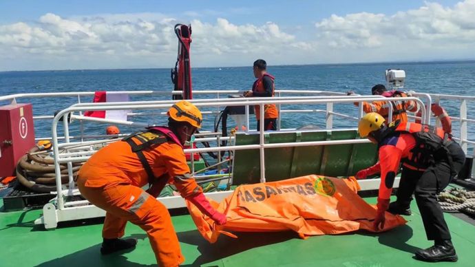 Mayat yang diduga menjadi korban KMP Tunu Pratama Jaya dibawa ke KN SAR Permadi di Selat Bali pada hari Jumat, 11 Juli 2025.