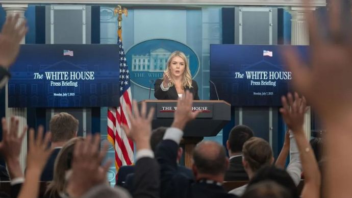Pada konferensi pers yang diadakan di Gedung Putih di Washington, DC, Amerika Serikat, pada 7 Juli 2025, juru bicara Gedung Putih, Karoline Leavitt, menjawab pertanyaan.  Pada Senin, Leavitt menyatakan bahwa Presiden AS Donald Trump berencana untuk mengeluarkan perintah eksekutif yang akan memperpanjang penangguhan 