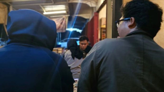 Dua orang beraktivitas di salah satu kafe di Malang, Jawa Timur, Minggu 13 Juli 2025, mengenakan jaket tebal. 