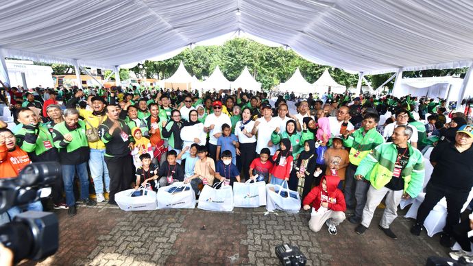 SESAMA: Seribu Seragam Sekolah Bersama Pertamina, Salurkan 1000 Seragam dan Peralatan Sekolah Untuk Para Anak Ojek.